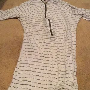 I’m selling this zip up dress